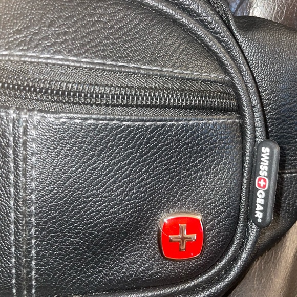 Swiss Gear Fanny Pak with one large compartment - Picture 2 of 5